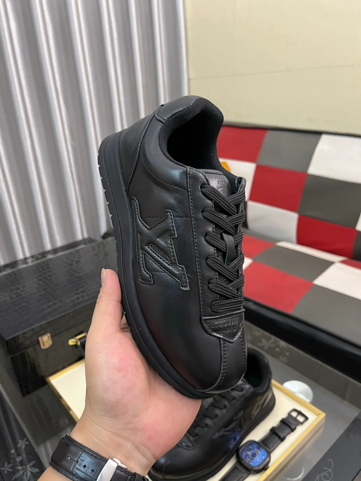 Men's shoes 💰700⌚️⌚️LV TARINE Louis Vuitton x Tyler joint model Donkey brand L family embossed couple style casual sneakers skate shoes original purchase and development This LV Trainer sneaker comes from the Louis Vuitton and Tyler collaboration series. The Monogram pattern and brand logo are transformed into nubuck calf leather embossing and side decoration respectively, witnessing the artist's creative interpretation of classic elements. The deep tones accentuate the complex upper, which requires hours of craftsmanship to complete. Exquisitely packaged at the delivery counter🛍📦 ▪️Fabrics: Original customized first-layer cowhide ▪️Inner lining: Original customized breathable mesh ▪️Outsole: Original open-molded two-color TPU combination outsole ▪️Sole thickness: 3CM ▪️Size: Women's 35-40 / Men's 38-46